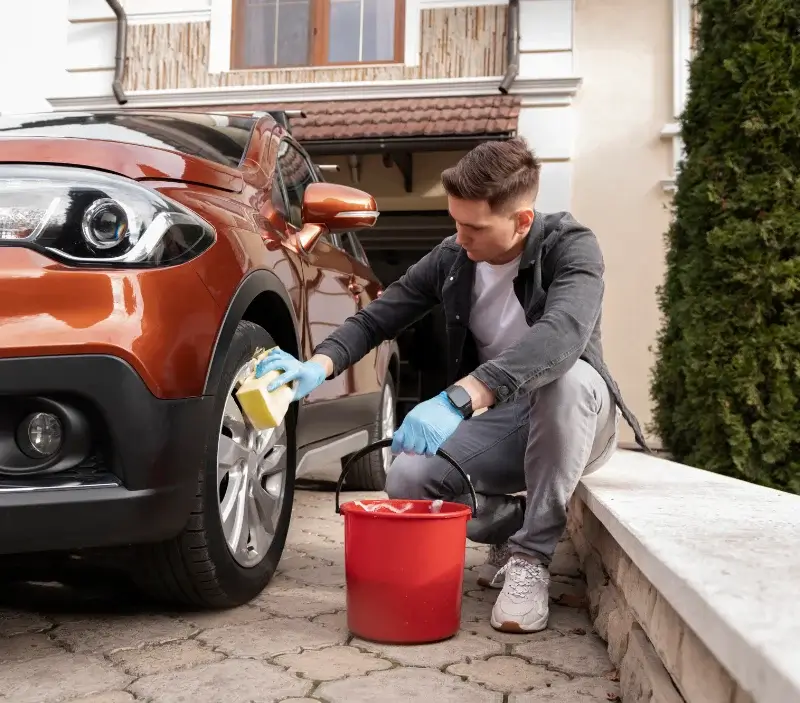 Lavage auto à domicile Saint-Congard : professionnel intervenant sur un véhicule